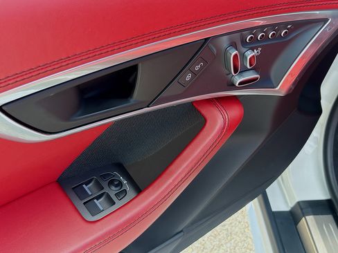 Used 2019 Jaguar F-TYPE R image 17