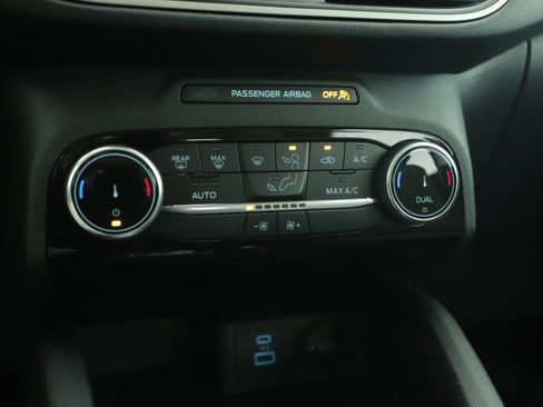 Certified 2022 Ford Escape SE w/ SE Sport Appearance Package image 6