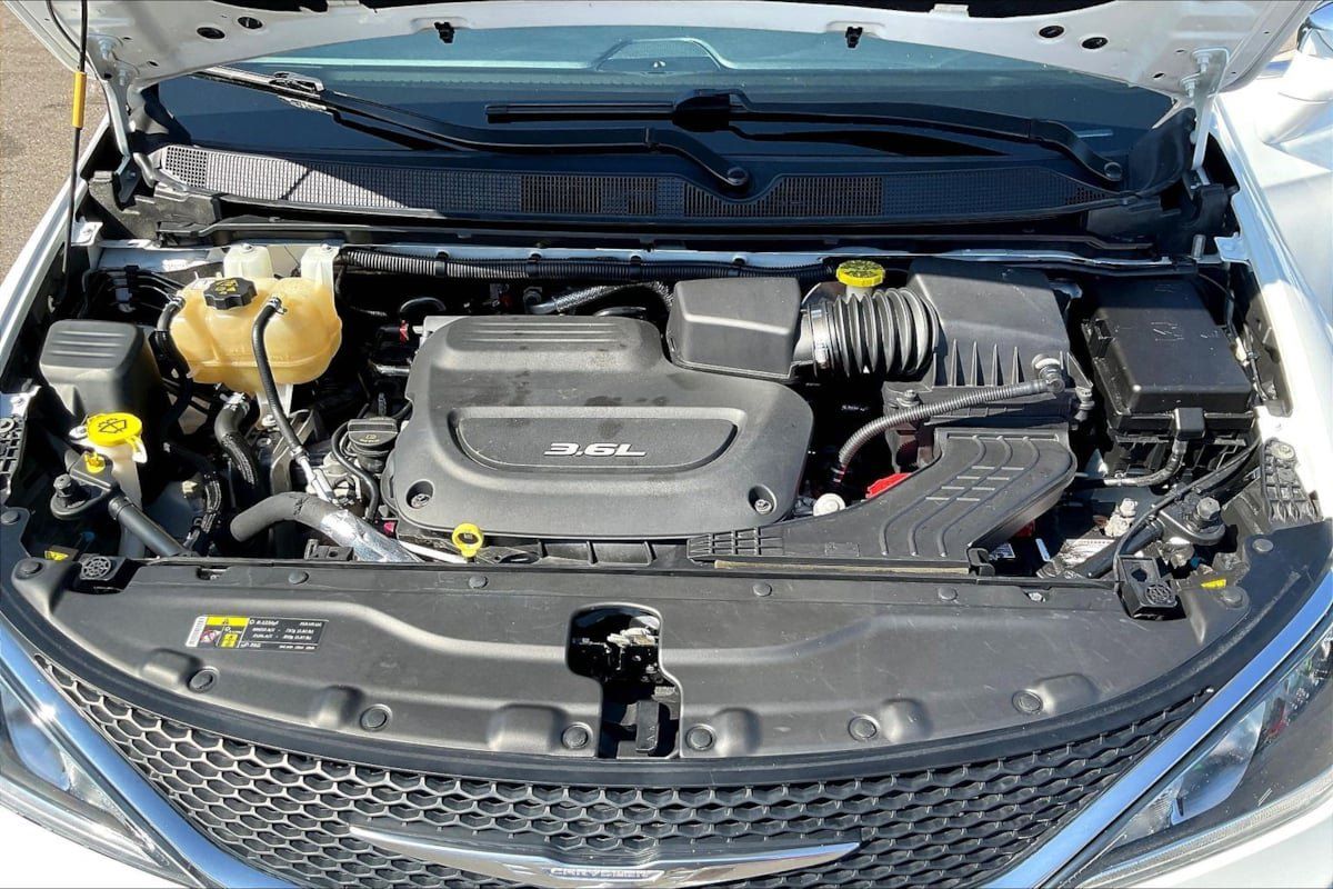 Used 2017 Chrysler Pacifica Limited w/ UConnect Theater Package FWD image 30