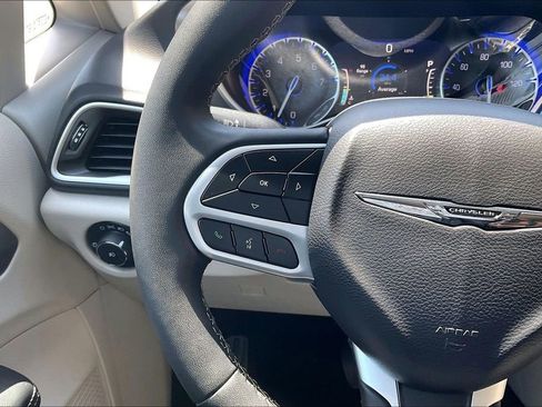 Used 2024 Chrysler Pacifica Touring-L FWD image 17