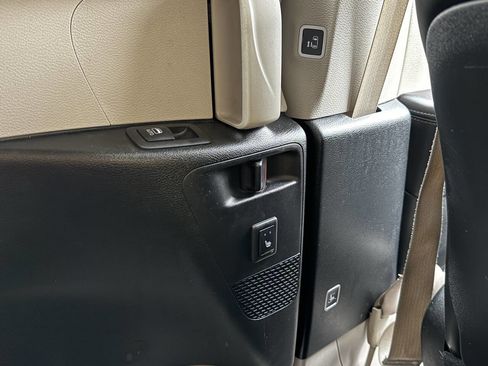 Used 2017 Chrysler Pacifica Limited w/ Tire & Wheel Group image 37