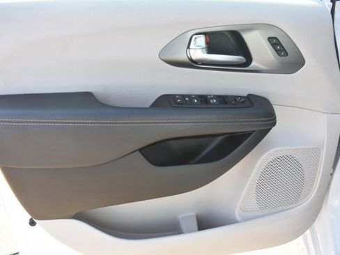 Used 2024 Chrysler Pacifica Touring-L FWD image 11