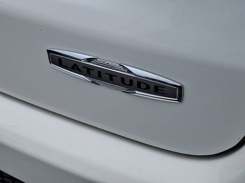 Used 2018 Jeep Compass Latitude w/ Popular Equipment Group FWD image 30