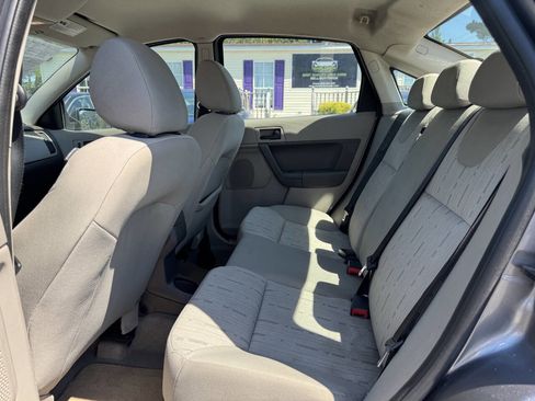 Used 2009 Ford Focus SE FWD image 12