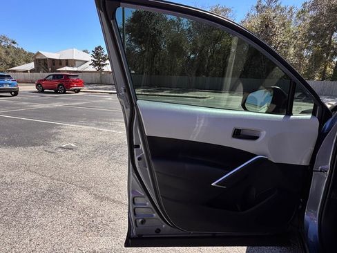 Used 2024 Toyota Corolla Cross L image 33