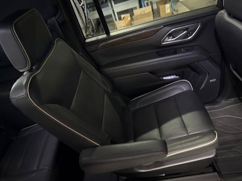Used 2023 Chevrolet Suburban Premier image 17
