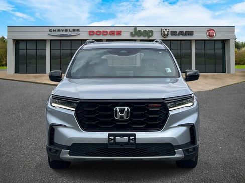 Used 2025 Honda Pilot TrailSport image 11