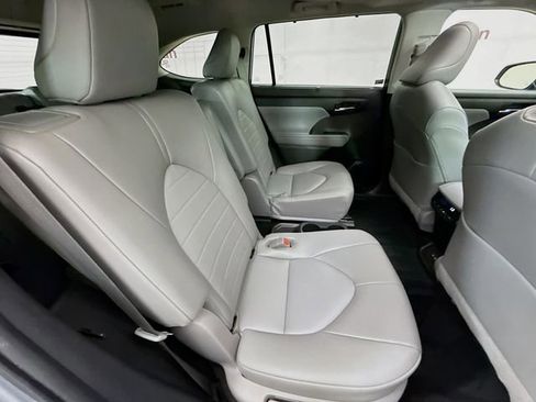 Used 2022 Toyota Highlander XLE image 29