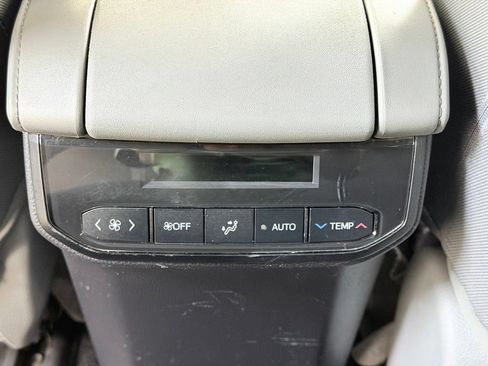 Used 2022 Toyota Highlander LE AWD/4WD image 26