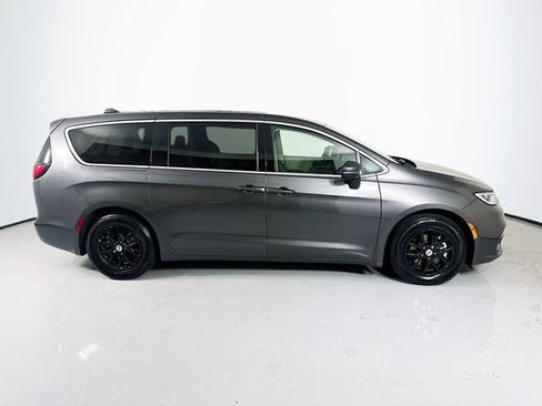 Used 2023 Chrysler Pacifica Touring-L FWD image 10
