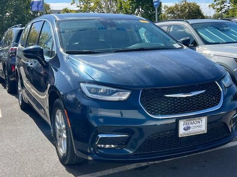 Used 2023 Chrysler Pacifica Touring-L FWD image 5