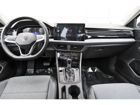 Used 2025 Volkswagen Jetta SE w/ Sunroof Package FWD image 9