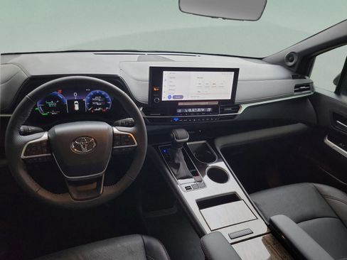 Used 2025 Toyota Sienna Limited image 20