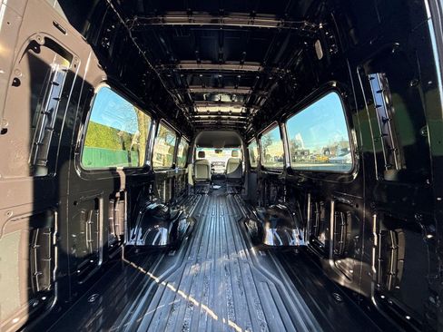 Used 2024 Mercedes-Benz Sprinter 3500 image 28