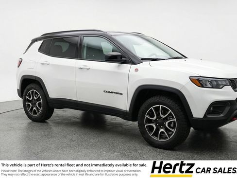 Used 2025 Jeep Compass Trailhawk AWD/4WD image 1