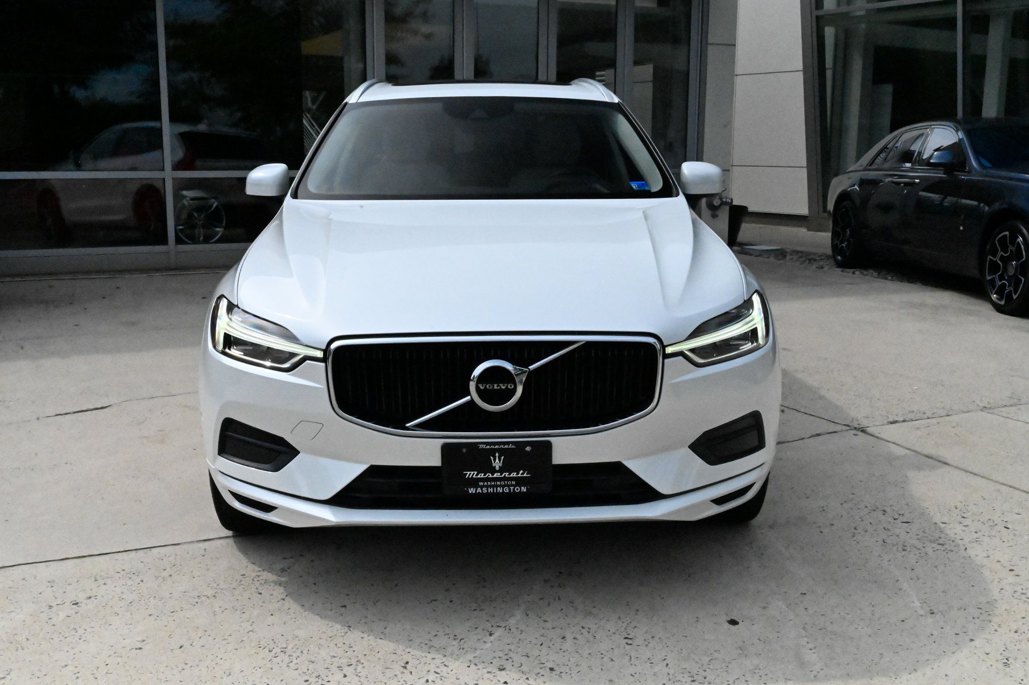 Used 2019 Volvo XC60 T5 Momentum w/ Multimedia Package AWD/4WD image 2