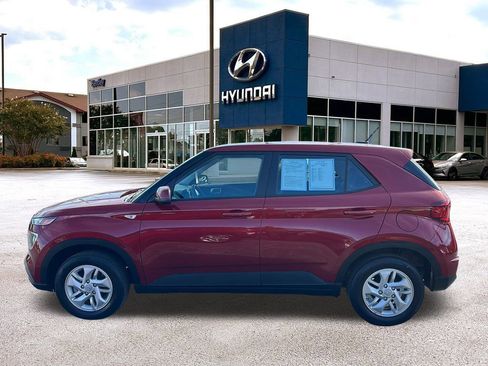 Certified 2024 Hyundai Venue SE image 2