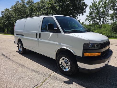 Used 2020 Chevrolet Express 3500 w/ Driver Convenience Package RWD image 7