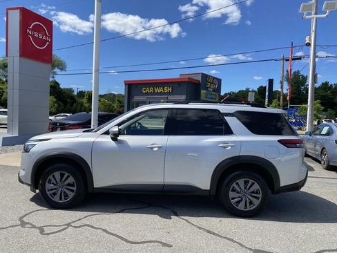 Used 2025 Nissan Pathfinder SV AWD/4WD image 2