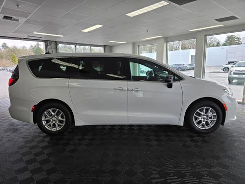 Used 2025 Chrysler Pacifica Select image 2