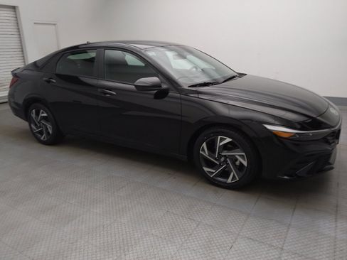 Used 2025 Hyundai Elantra Sport FWD image 11