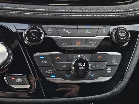 Used 2024 Chrysler Pacifica Touring FWD image 18