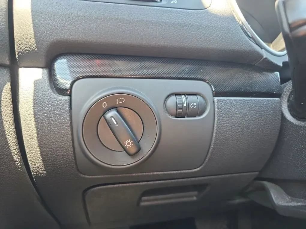 Used 2013 Volkswagen Jetta SE FWD image 23
