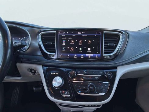 Used 2021 Chrysler Pacifica Touring-L image 10