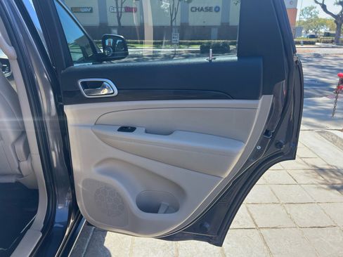 Used 2021 Jeep Grand Cherokee Laredo RWD image 28
