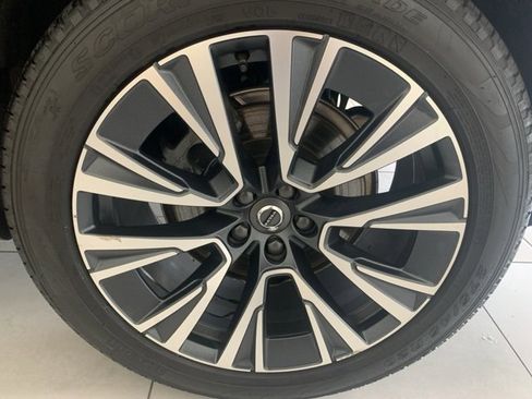 Certified 2022 Volvo XC90 T6 Momentum w/ Climate Package image 9