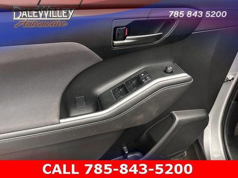 Used 2023 Toyota Highlander LE image 19