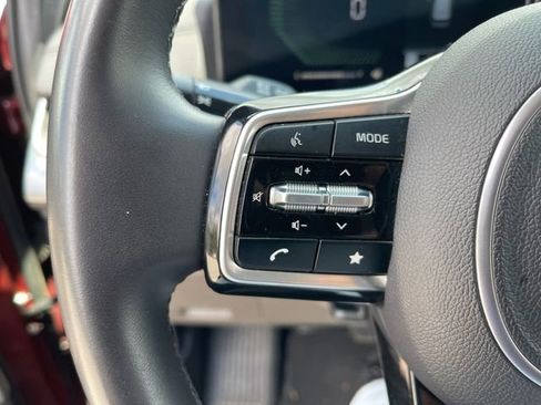 Used 2025 Kia Carnival FWD image 24