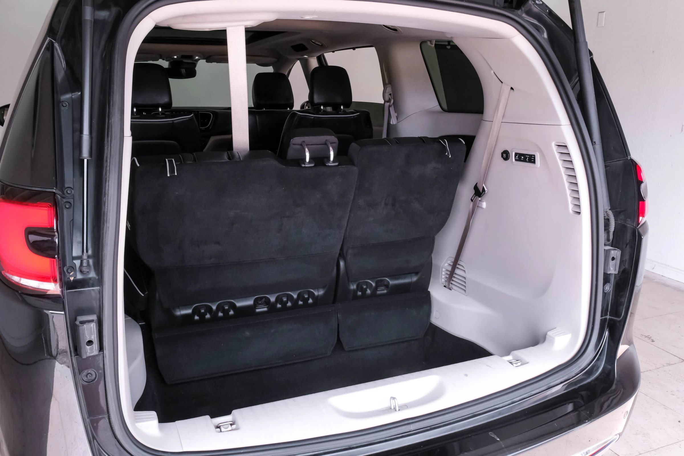 Used 2022 Chrysler Pacifica Limited FWD image 44