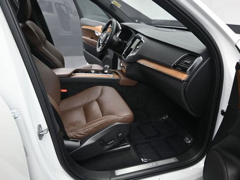 Used 2023 Volvo XC90 B5 Plus AWD/4WD image 16