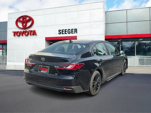 Used 2026 Toyota Camry SE FWD image 3