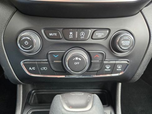 Used 2019 Jeep Cherokee Latitude w/ Popular Appearance Group FWD image 23