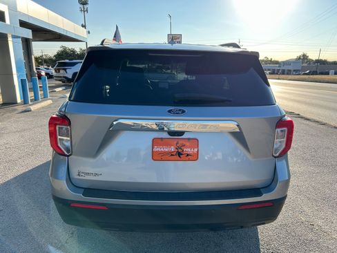 Used 2020 Ford Explorer XLT image 4