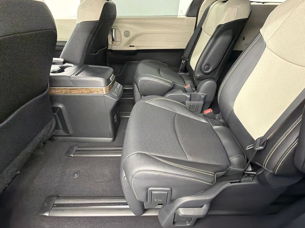 Used 2026 Toyota Sienna Limited FWD image 38