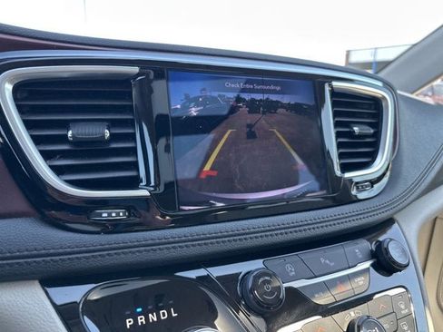 Used 2019 Chrysler Pacifica Limited FWD image 3