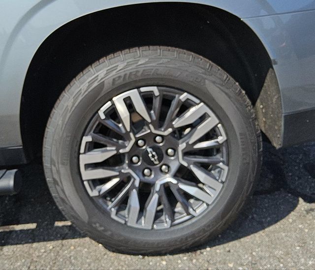 Used 2025 Chevrolet Suburban Z71 AWD/4WD image 11