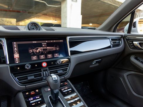Certified 2025 Porsche Macan image 35