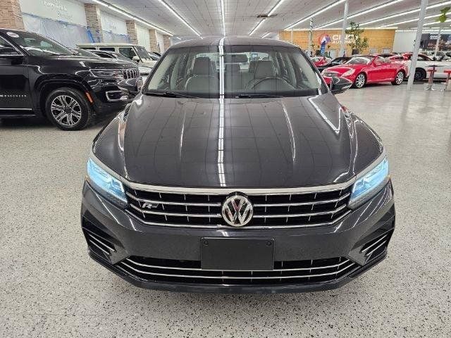 Used 2018 Volkswagen Passat 2.0T R-Line w/ R-Line Lighting Package FWD image 3