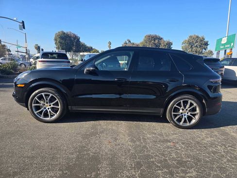 Used 2023 Porsche Cayenne Platinum Edition image 2