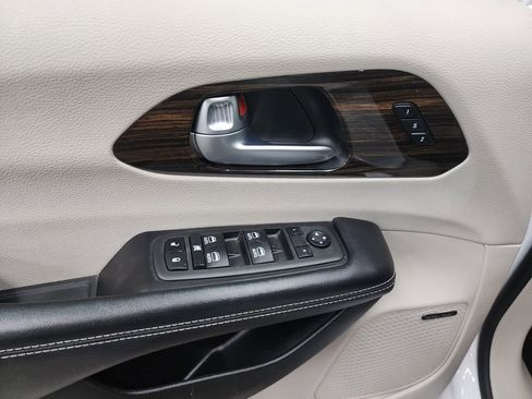 Used 2022 Chrysler Pacifica Limited FWD image 10
