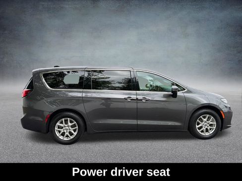Used 2023 Chrysler Pacifica Touring-L FWD image 7