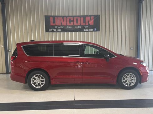 New 2026 Chrysler Pacifica Select image 32