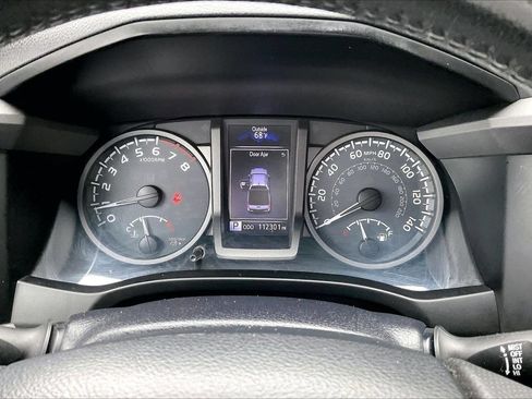 Used 2017 Toyota Tacoma TRD Off-Road AWD/4WD image 11