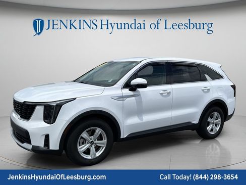 Used 2024 Kia Sorento LX FWD image 11