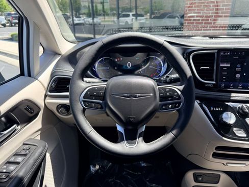 Used 2024 Chrysler Pacifica Limited FWD image 10