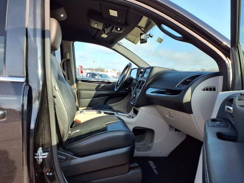 Used 2017 Dodge Grand Caravan SXT w/ Driver Convenience Group FWD image 26